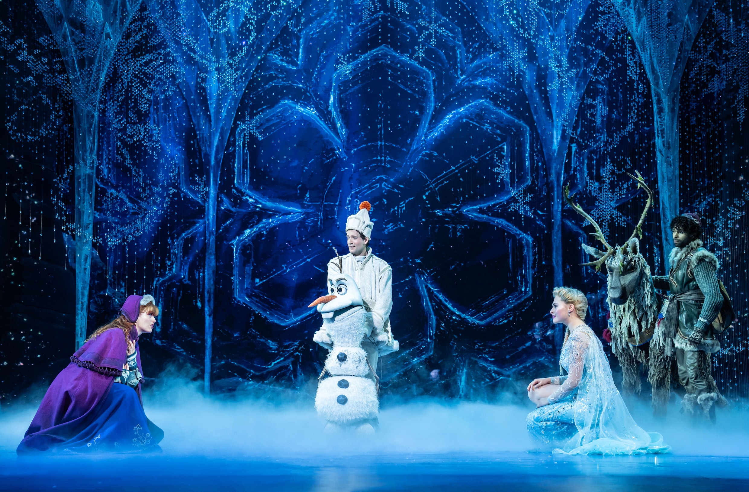 In Frozen de musical schieten de ijskristallen over het podium Vajèn