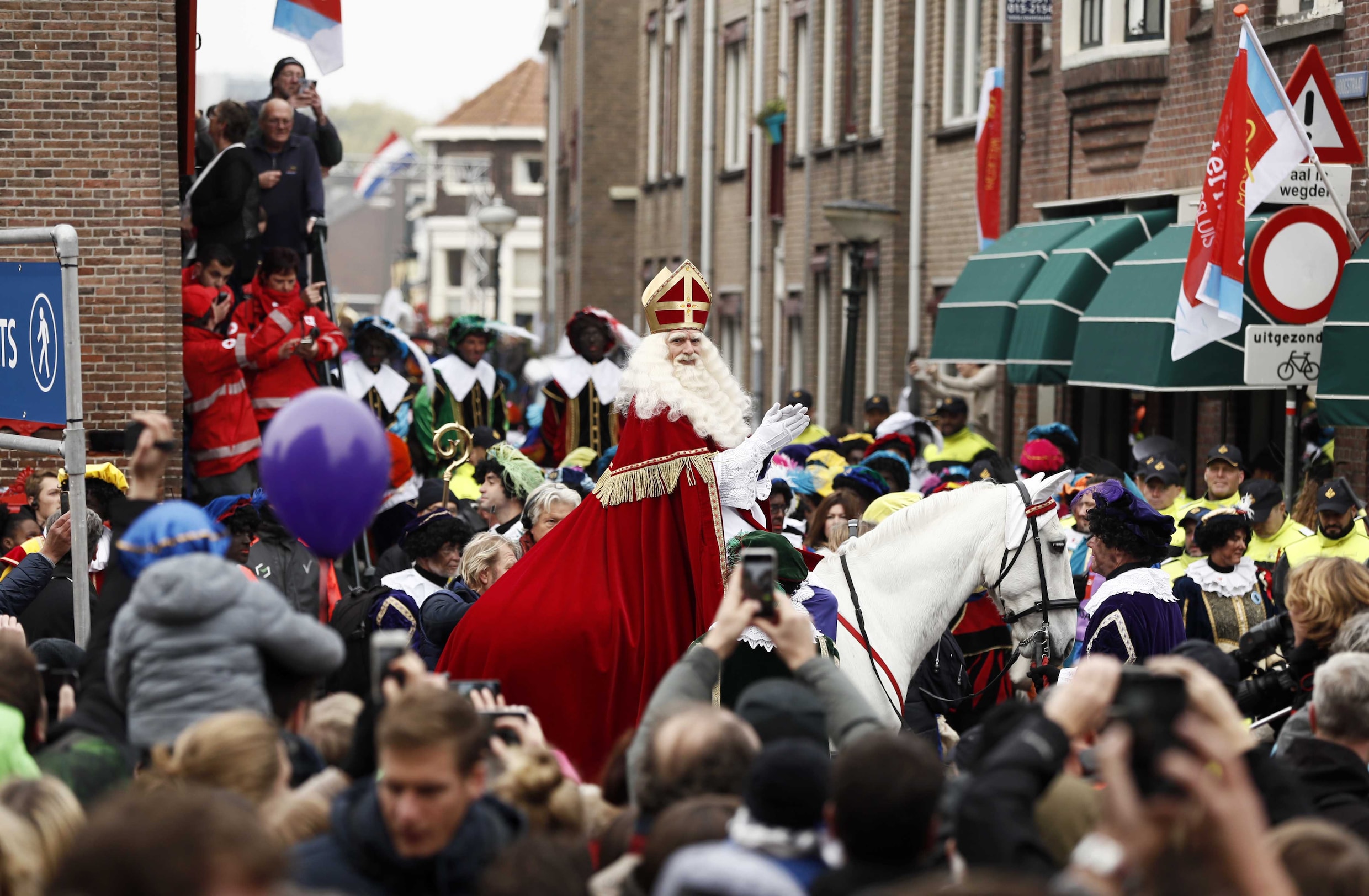 Grootste Deel Van 200 Opgepakte Betogers Zwarte Piet Weer Vrij De