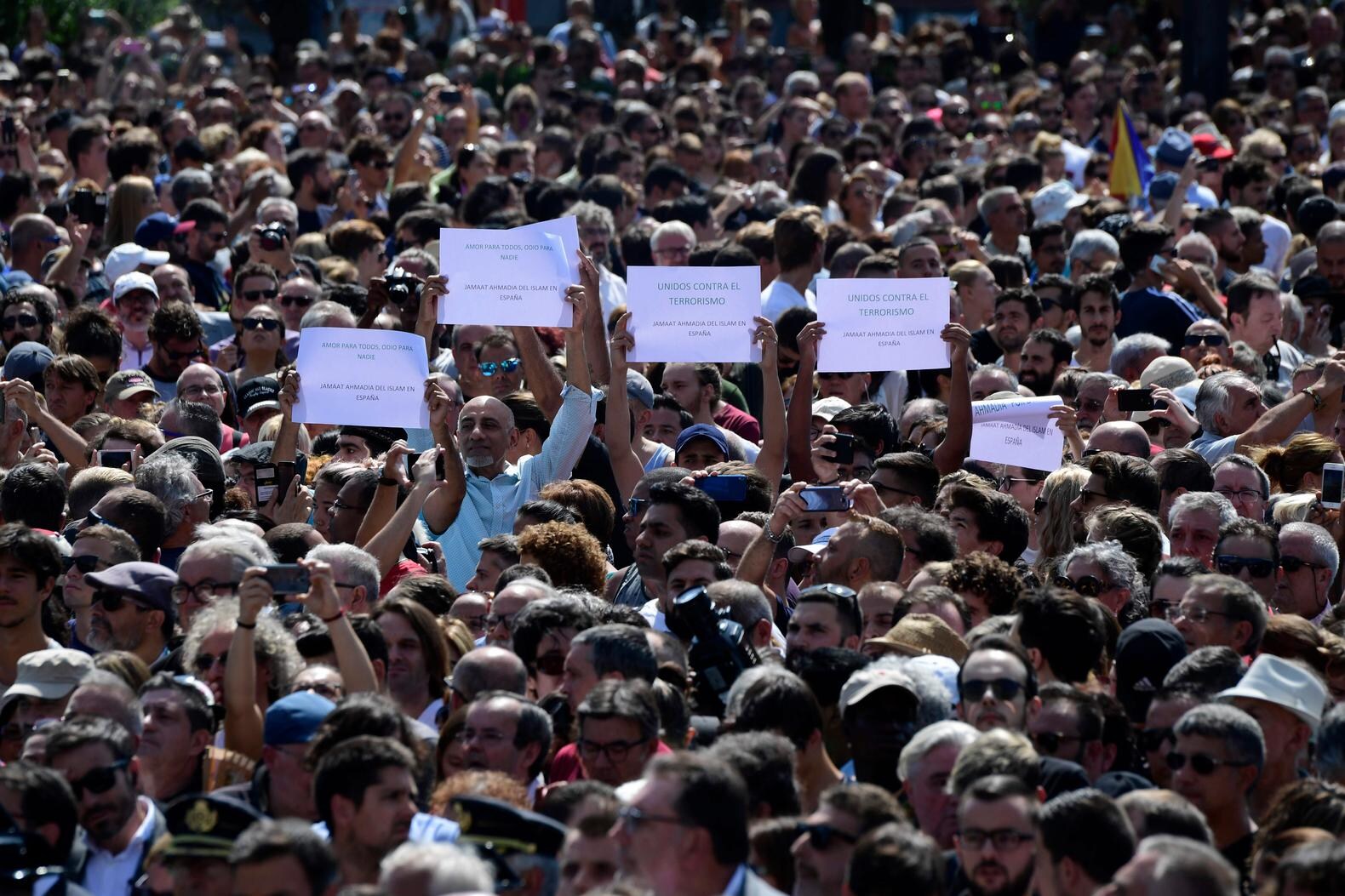 Mensen verzamelen zich op het Placa Cataluyna voor de herdenking.