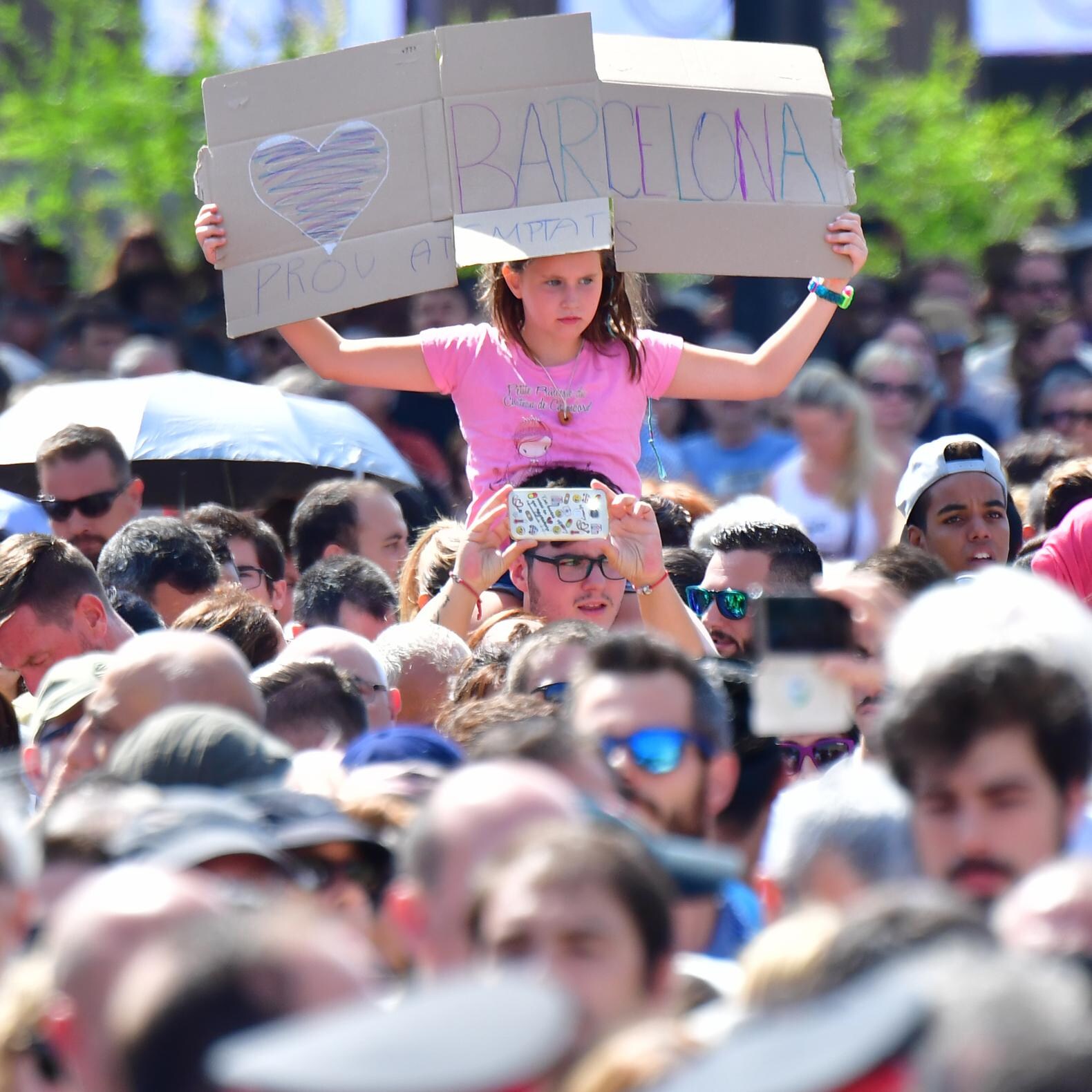 Belangstellenden verzamelen zich bij het Placa Catalunya voor de herdenking van de aanslag in Barcelona.