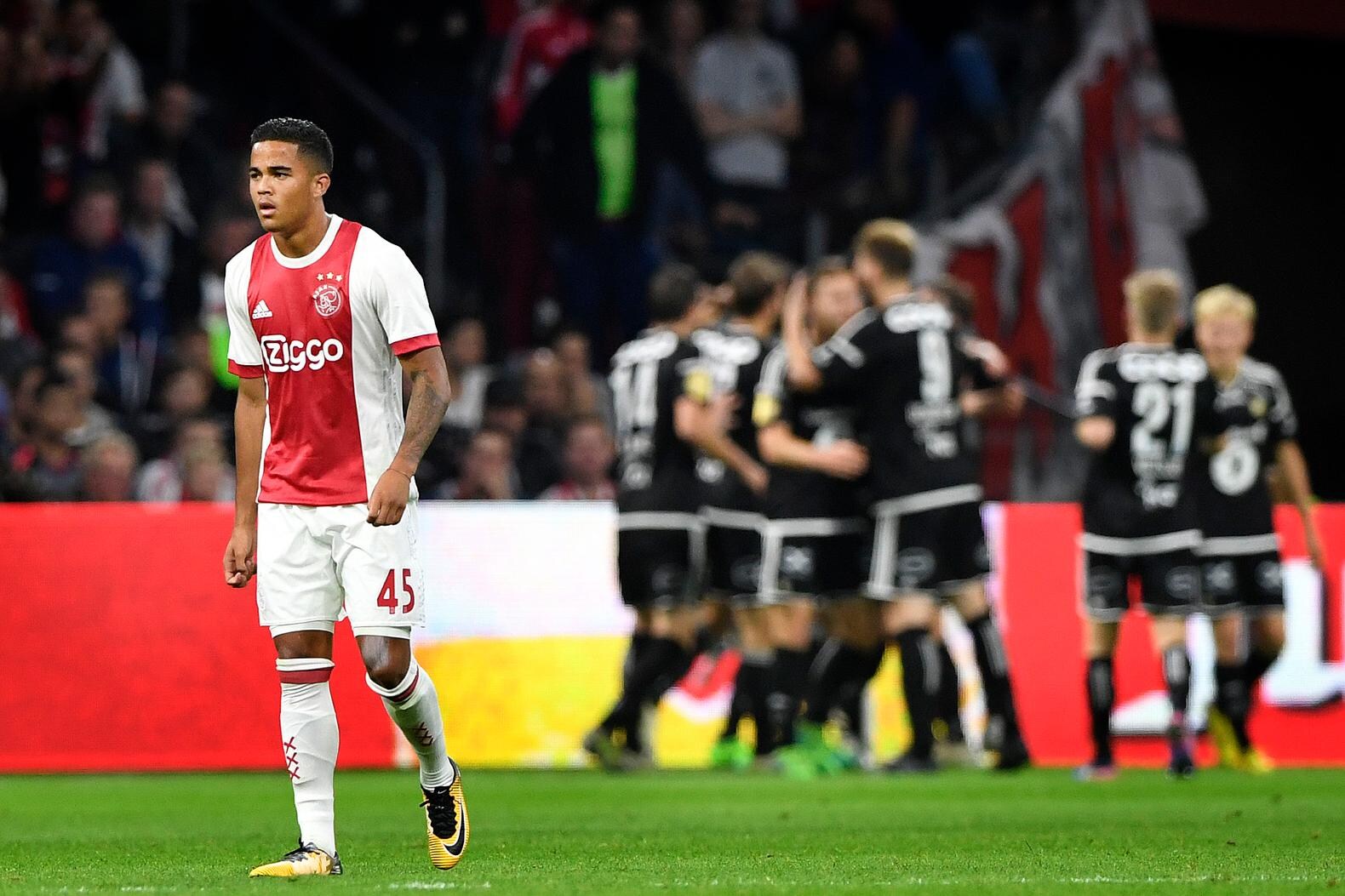 Justin Kluivert kan het donderdagavond niet geloven. Het Noorse Rosenborg heeft gescoord in de Arena.