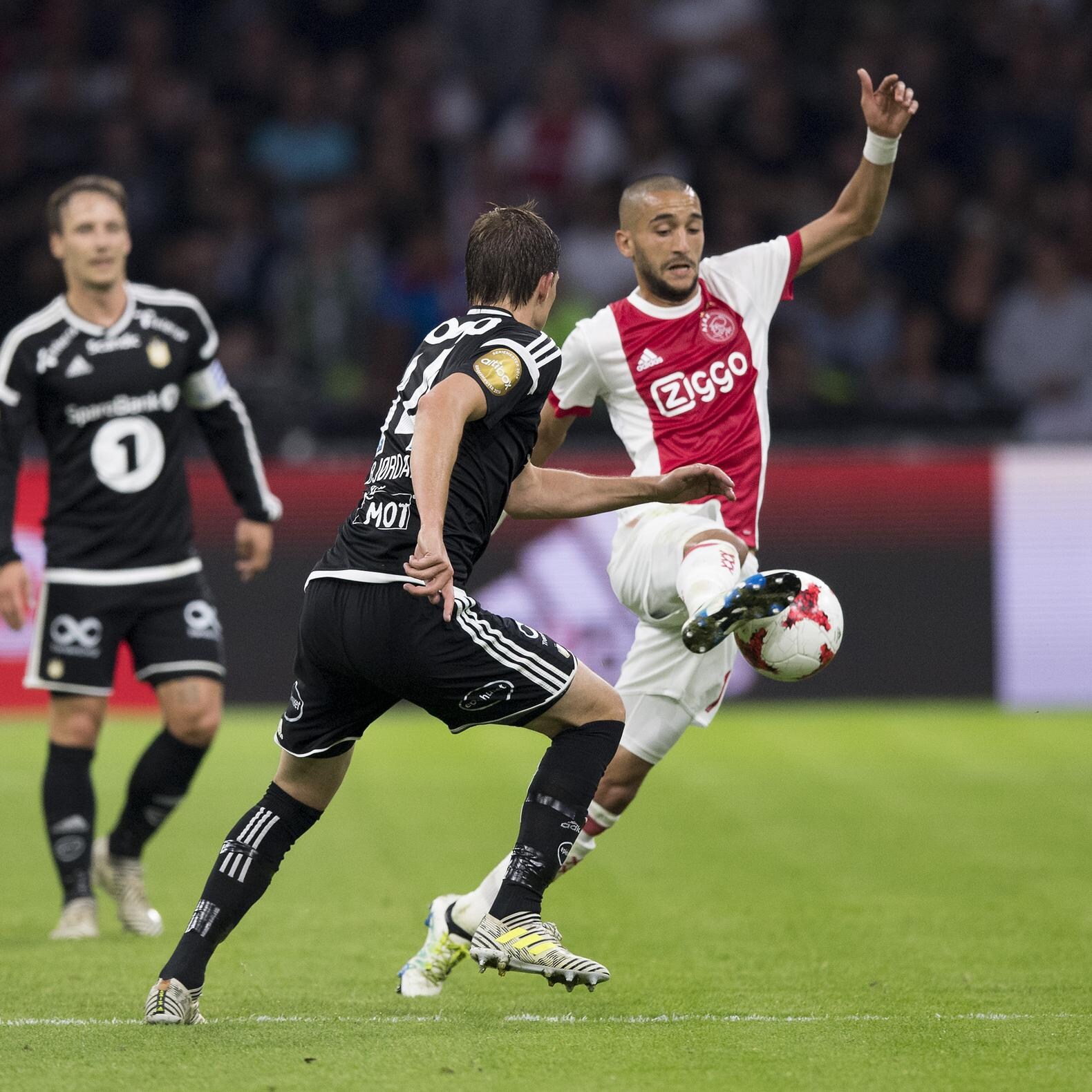 Hakim Ziyech in duel met Rosenborg BK-speler Johan Laedre Bjordal.