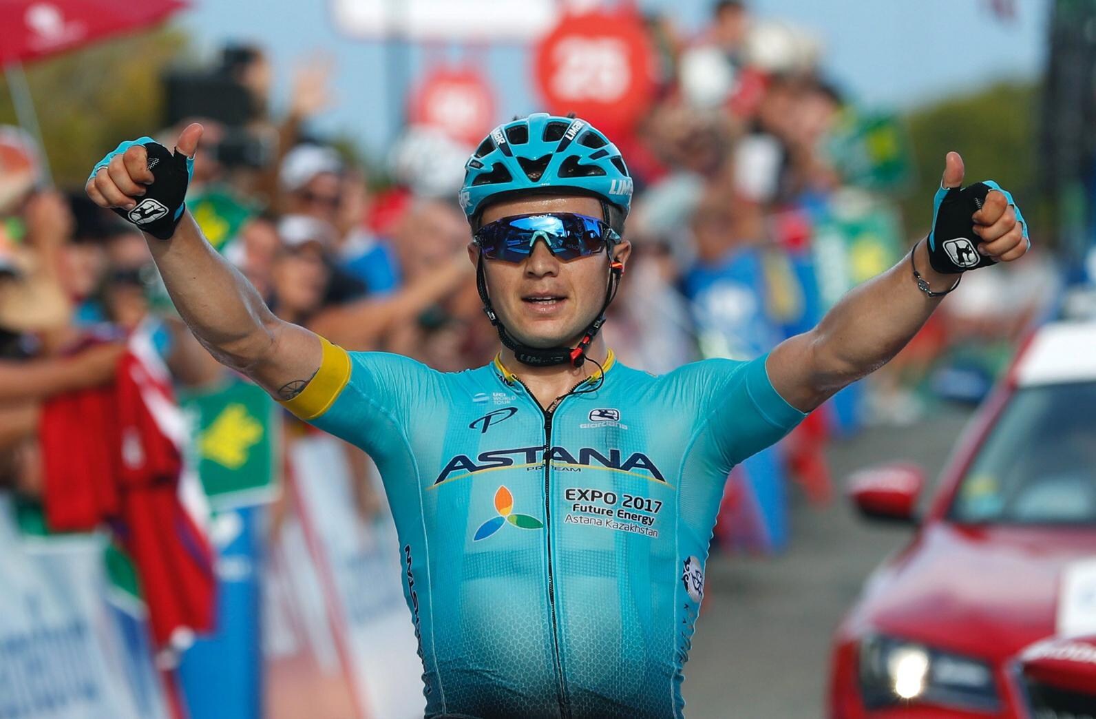 Alexey Lutsenko gaat als eerste over de streep.