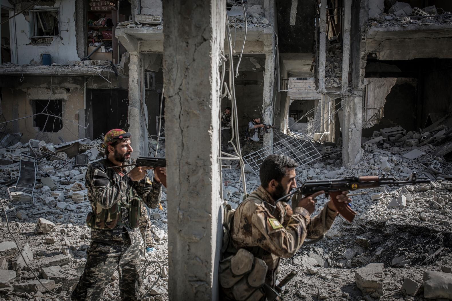 Strijders van de Syrische Democratische Strijdkrachten (SDF) in het centrum van Raqqa, vorige week gefotografeerd.