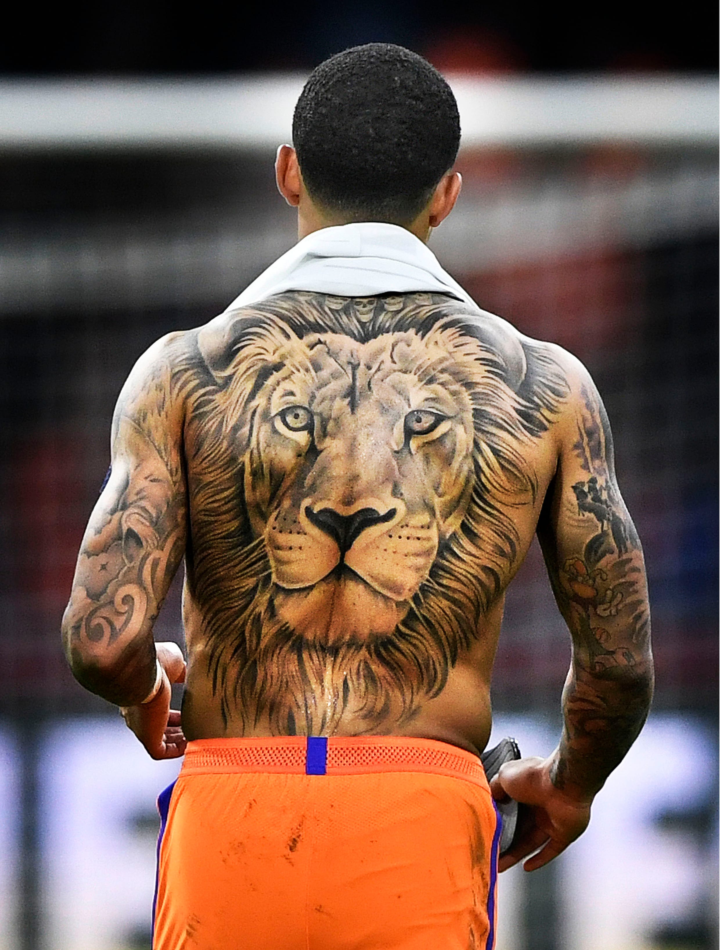 Memphis Depay laat Lionel Messi op een vlak ver achter zich: zijn tattoo |  de Volkskrant