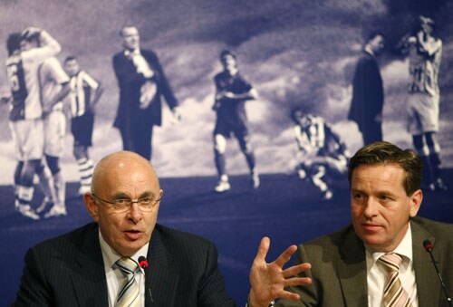 Michael van Praag (links), de voorzitter van de Eredivisie CV, en directeur Alex Tielbeke maken maandag in Arnhem bekend de verdeling van de uitzendrechten van het voetbal bekend. (ANP)