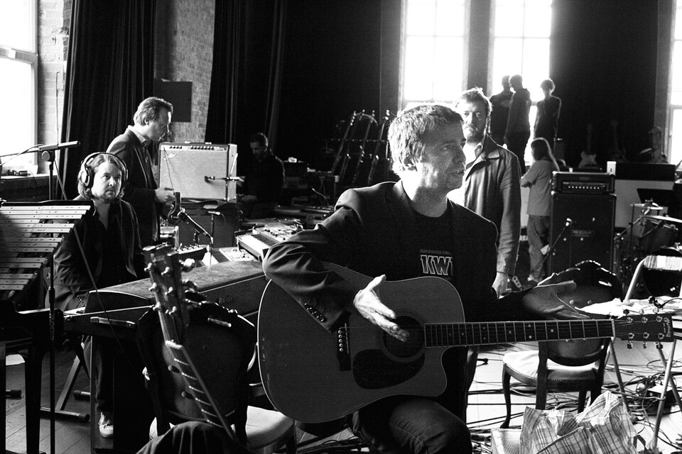 Johnny Bramwell (rechts, met gitaar) van I Am Kloot: 'Ik ben in menig opzicht een beschadigd mens en in essentie is het woede die me drijft, maar ik wil dat mijn liedjes mooi, troostrijk en hoopvol zijn'