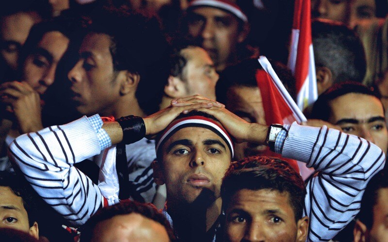 Teleurgestelde betogers op het Tahrirplein in Caïro tijdens de speech van president Mubarak.