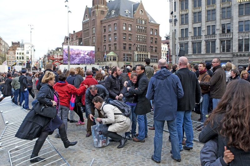 Paniek tijdens de Nationale Dodenherdenking vorig jaar op de Dam. Foto ANP