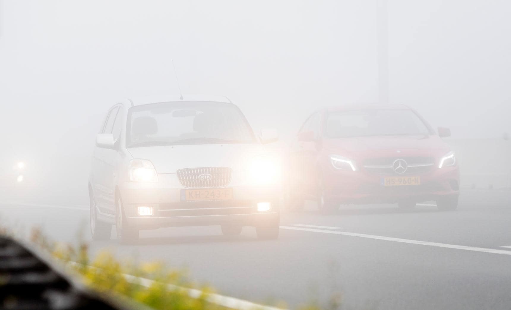 Slecht zicht op de weg door dichte mist in het hele land