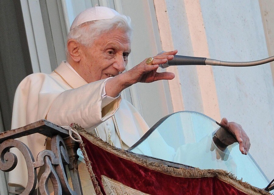 Benedictus XVI is paus af | de Volkskrant