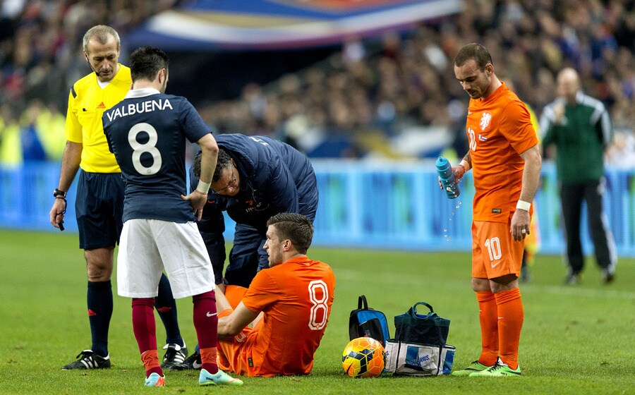 kevin-strootman-blesseert-zich-tegen-frankrijk
