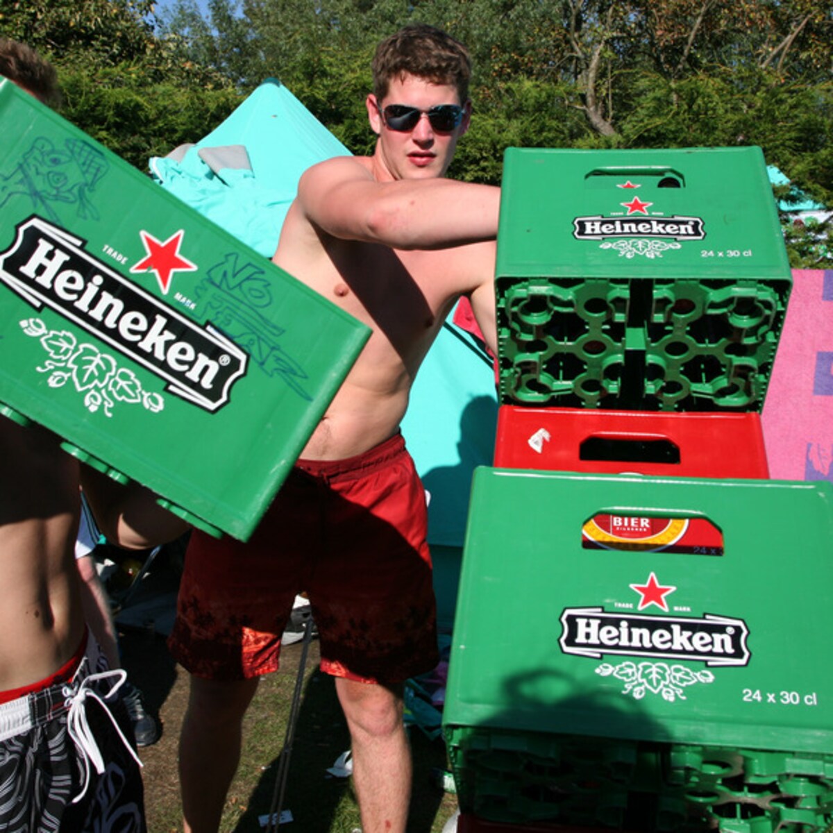 De 5 leukste drankspelletjes voor elk tuinfeestje
