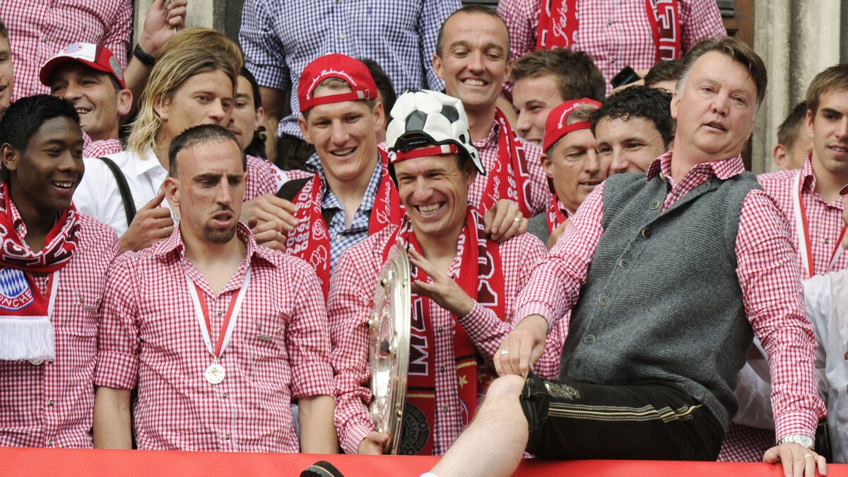 van-gaal-gekleed-in-ledehos-tijdens-de-hulidiging-van-bayern