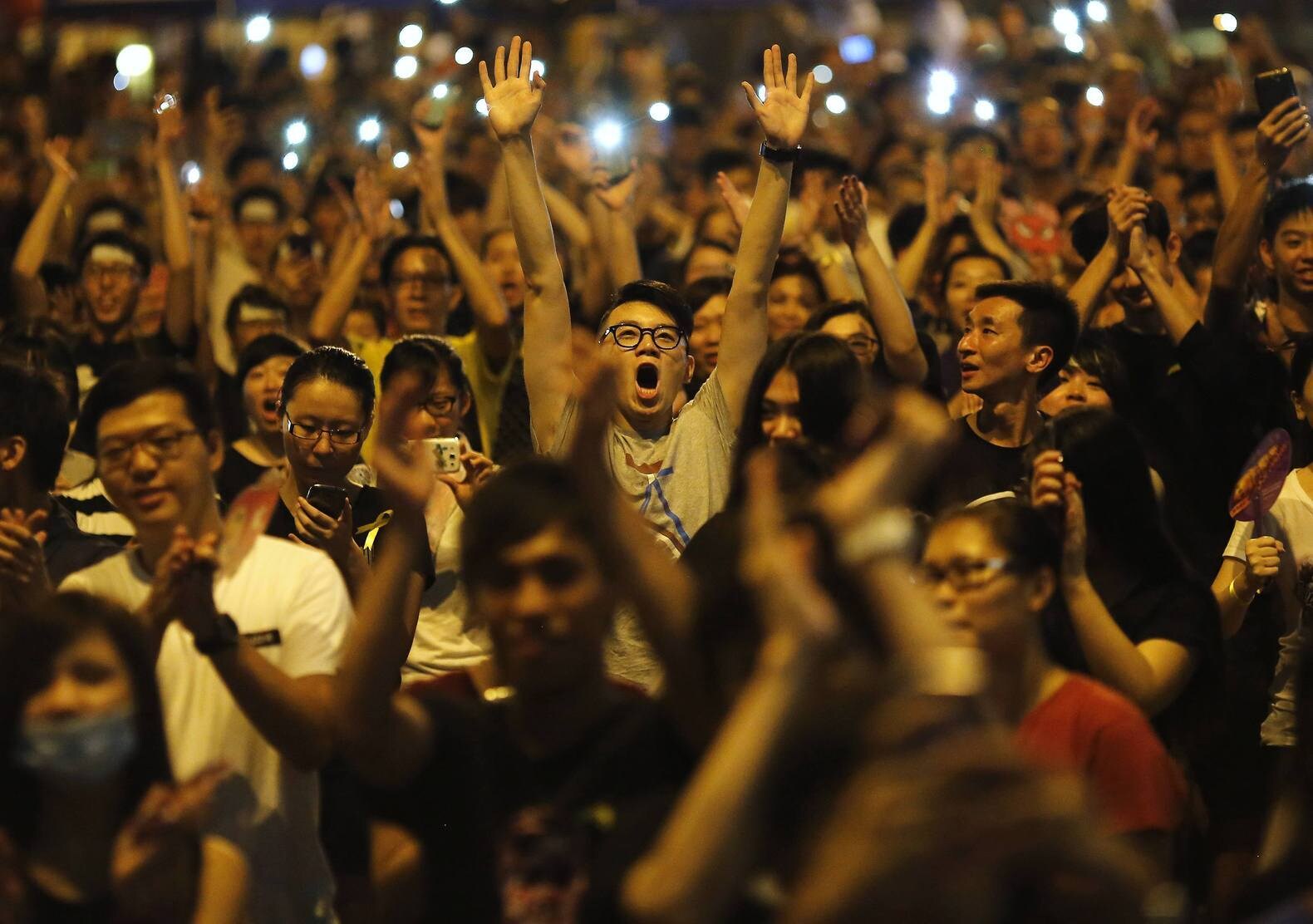 Demonstranten bij een toespraak van Joshua Wong, aanvoerder van het studentenprotest, in Hong Kong.