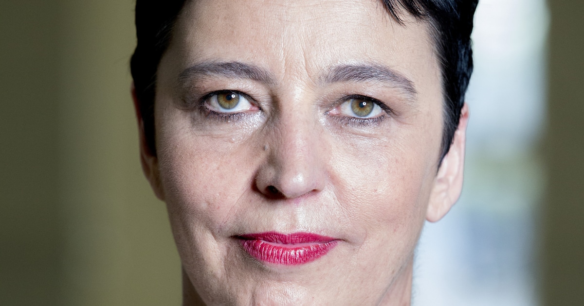 Directeur van Stedelijk tuimelt uit kunst-top 10 | de Volkskrant