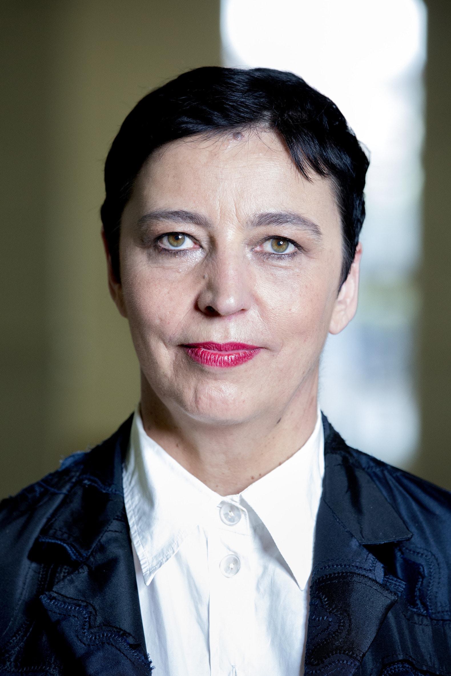 Directeur van Stedelijk tuimelt uit kunst-top 10 | de Volkskrant