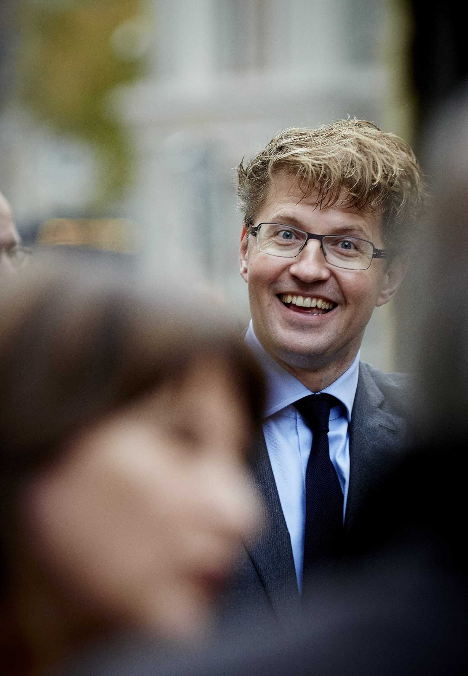 Sander Dekker geeft met de ene hand ruimte die hij met de andere hand ...