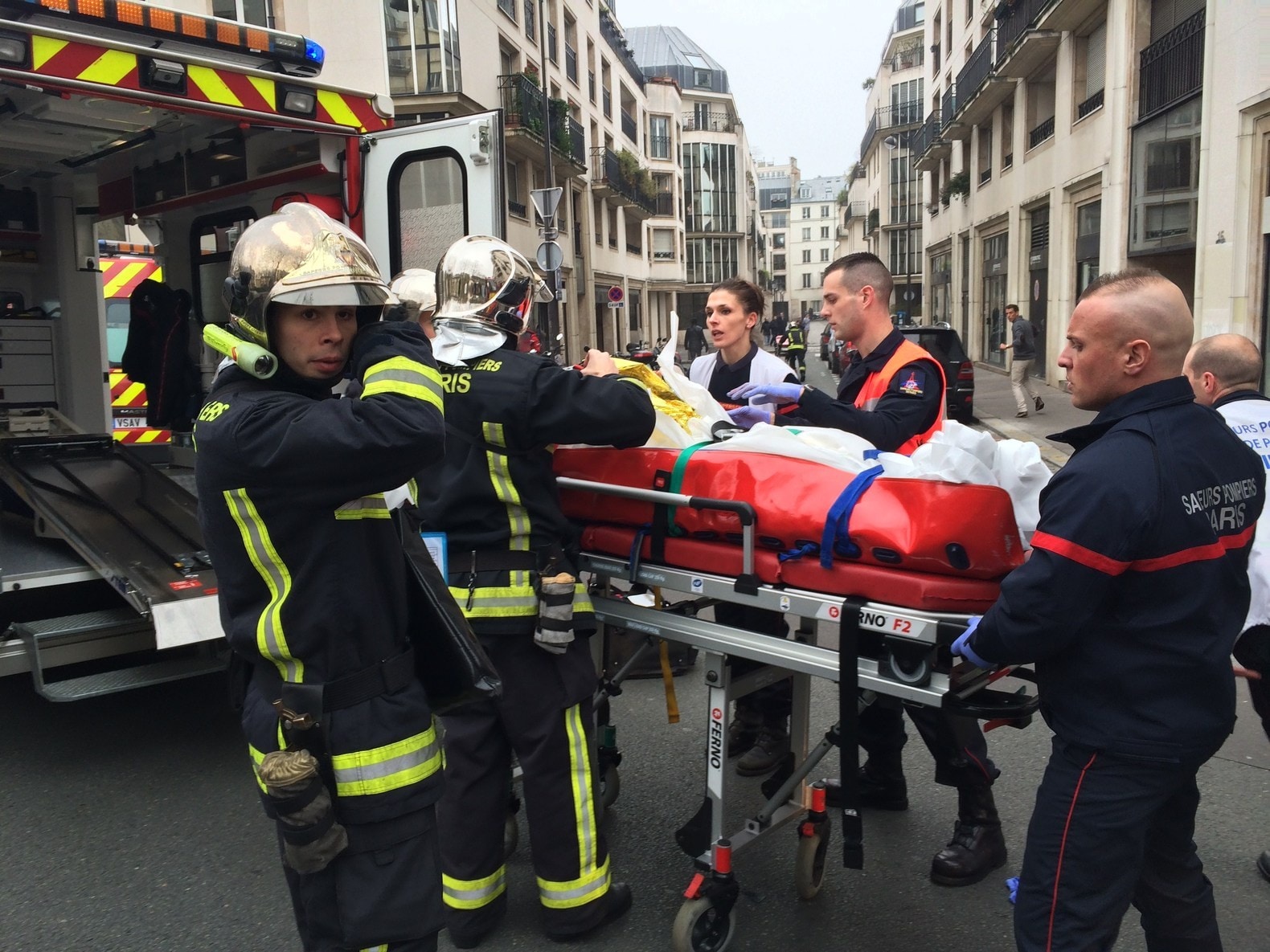 Twaalf doden bij aanslag Parijs, daders nog voortvluchtig