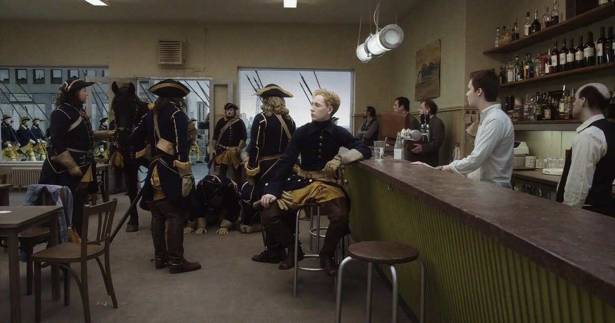 Roy Andersson is de koning van het surrealisme de Volkskrant