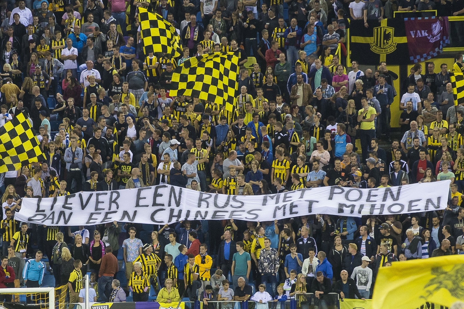 supporters-van-vitesse-dat-in-russische-handen-is-jennen-ado-supporters