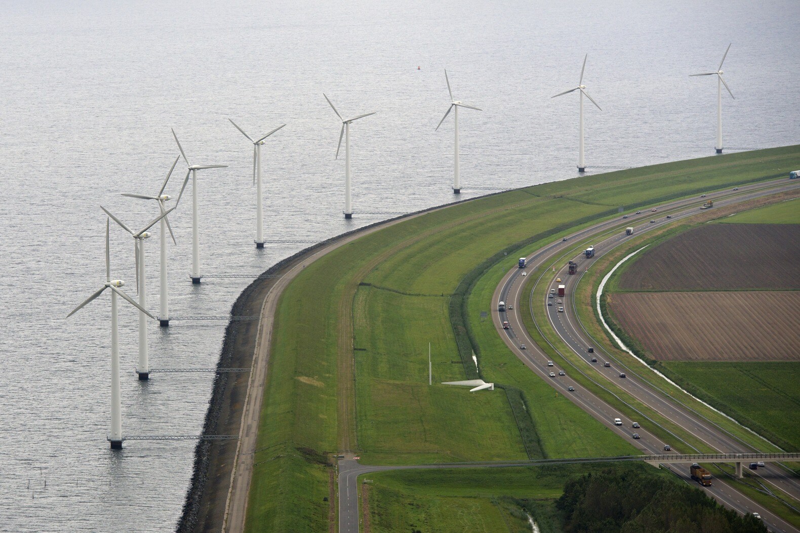 Windmolens langs de A6.
