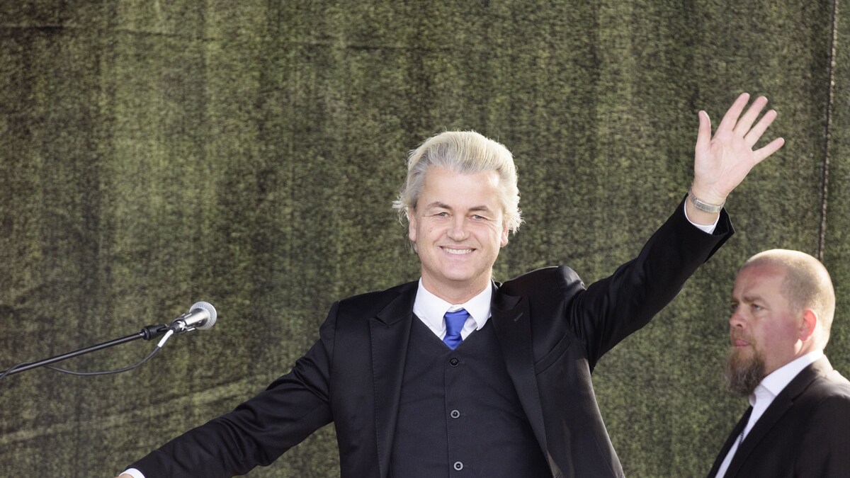 geert-wilders-zwaait-naar-het-publiek-in-dresden