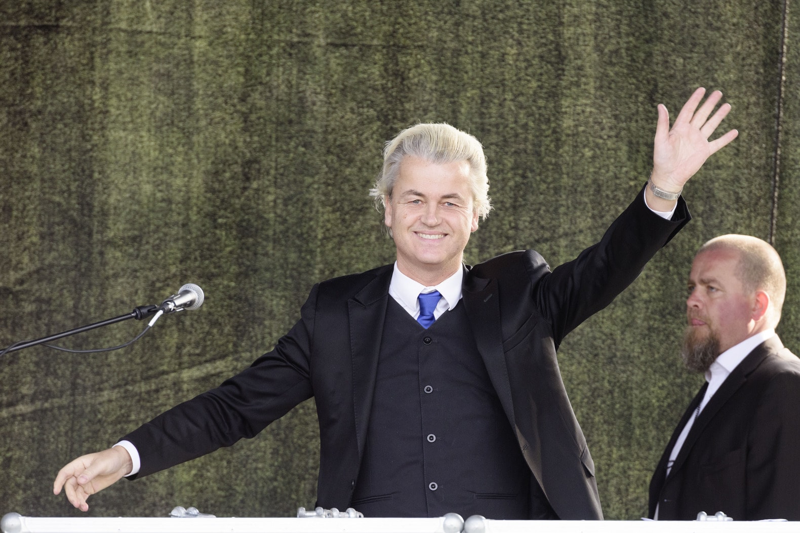 geert-wilders-zwaait-naar-het-publiek-in-dresden