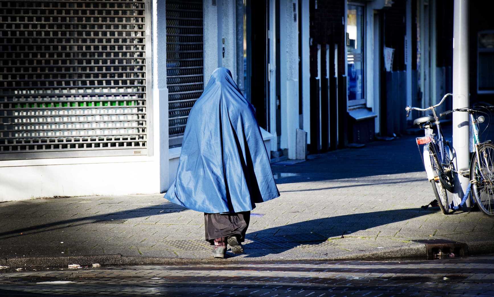 Een vrouw in boerka in Rotterdam.