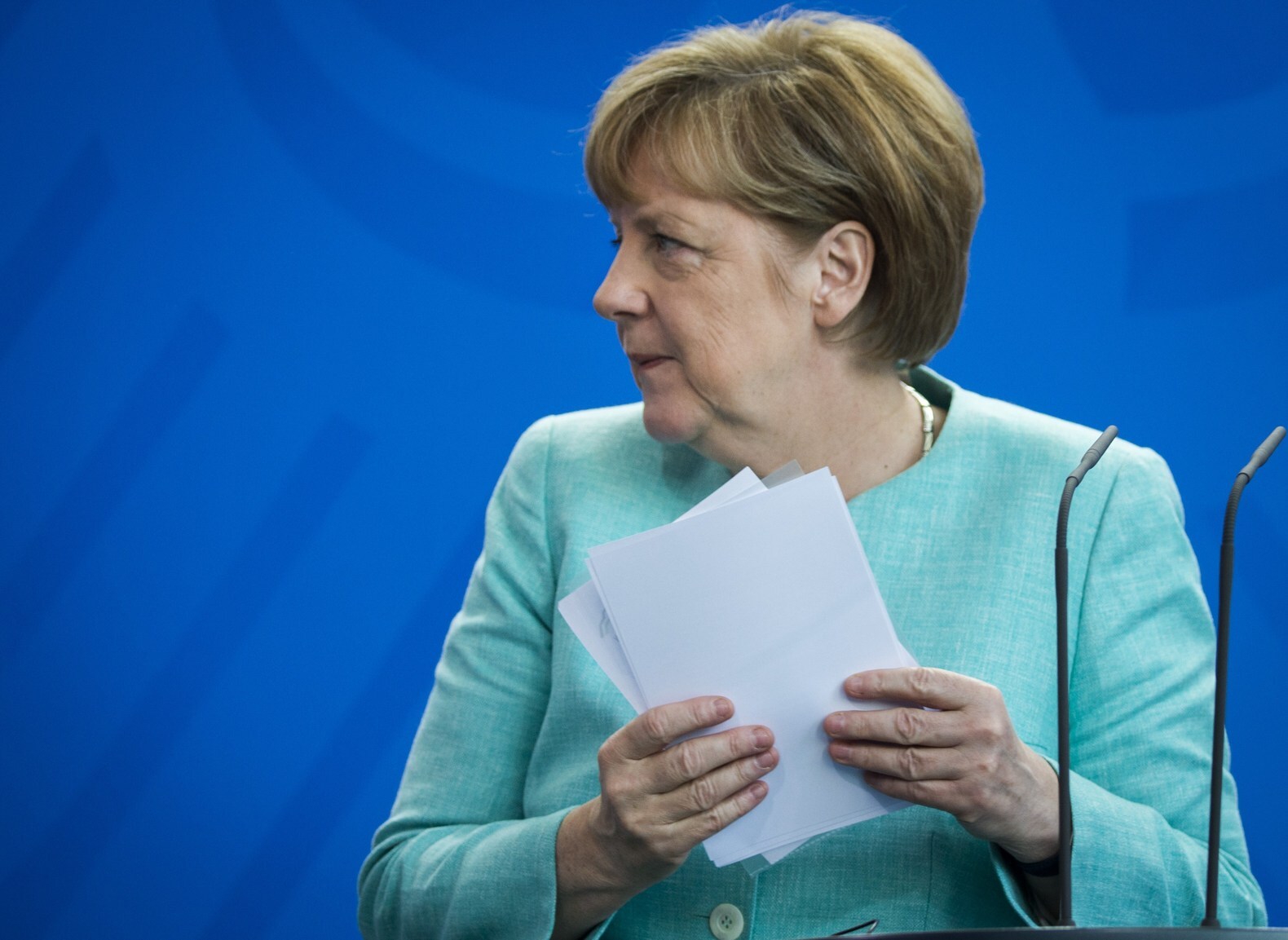 Teruglezen - 'Merkel: eerst referendum, dan praten over nieuwe steun'