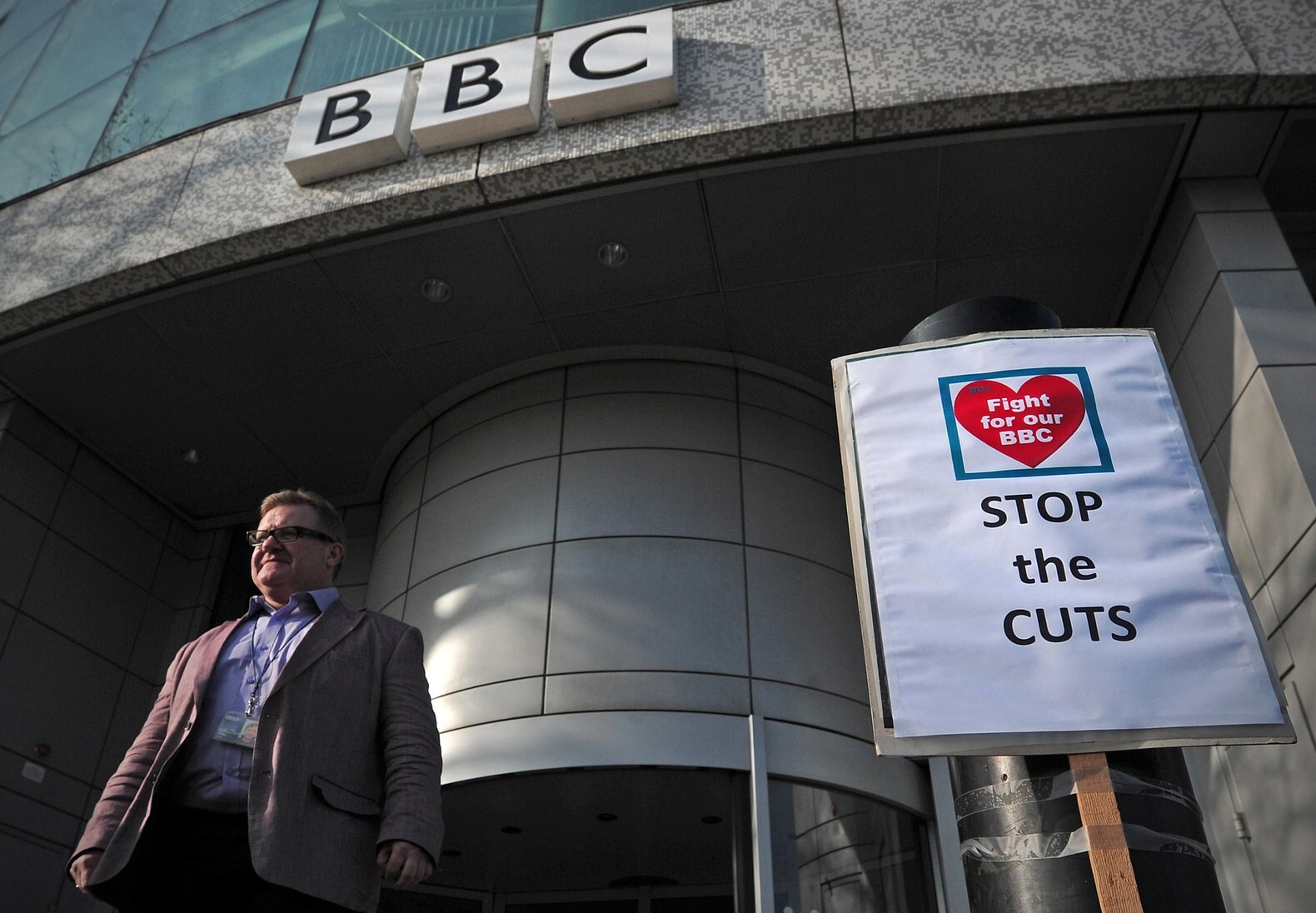 Minder kijkgeld noopt BBC tot duizend ontslagen