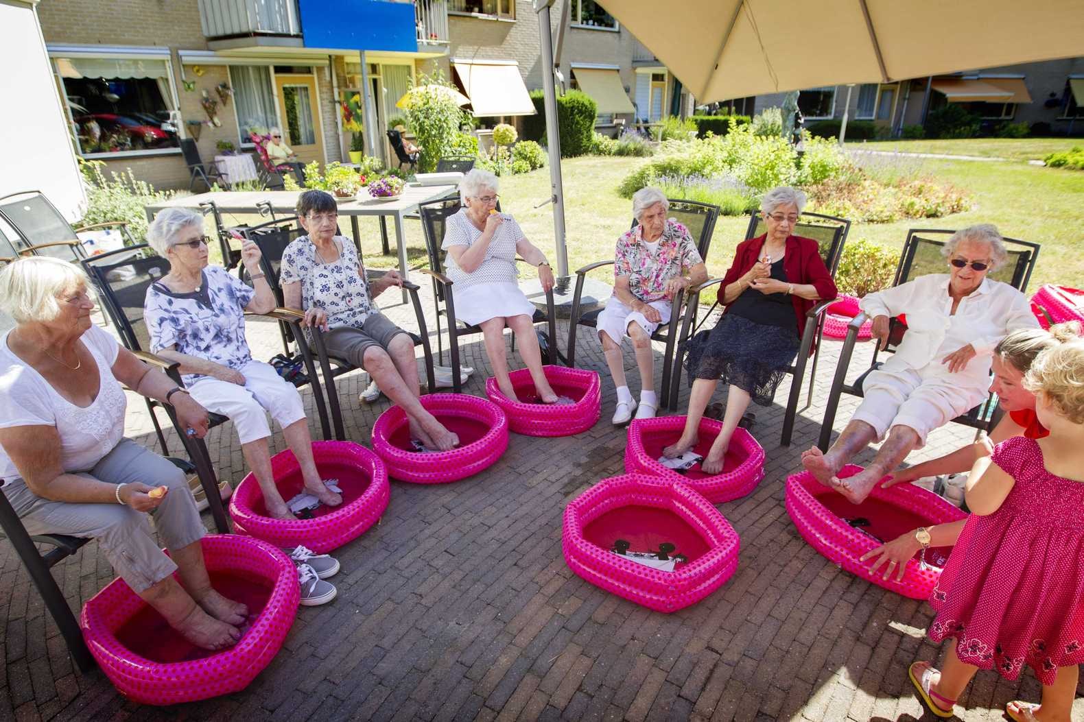 Leerlingen van de Kerckeboschschool hebben voetenbadjes uitgedeeld aan bewoners van verzorgingshuis Spathodea.
