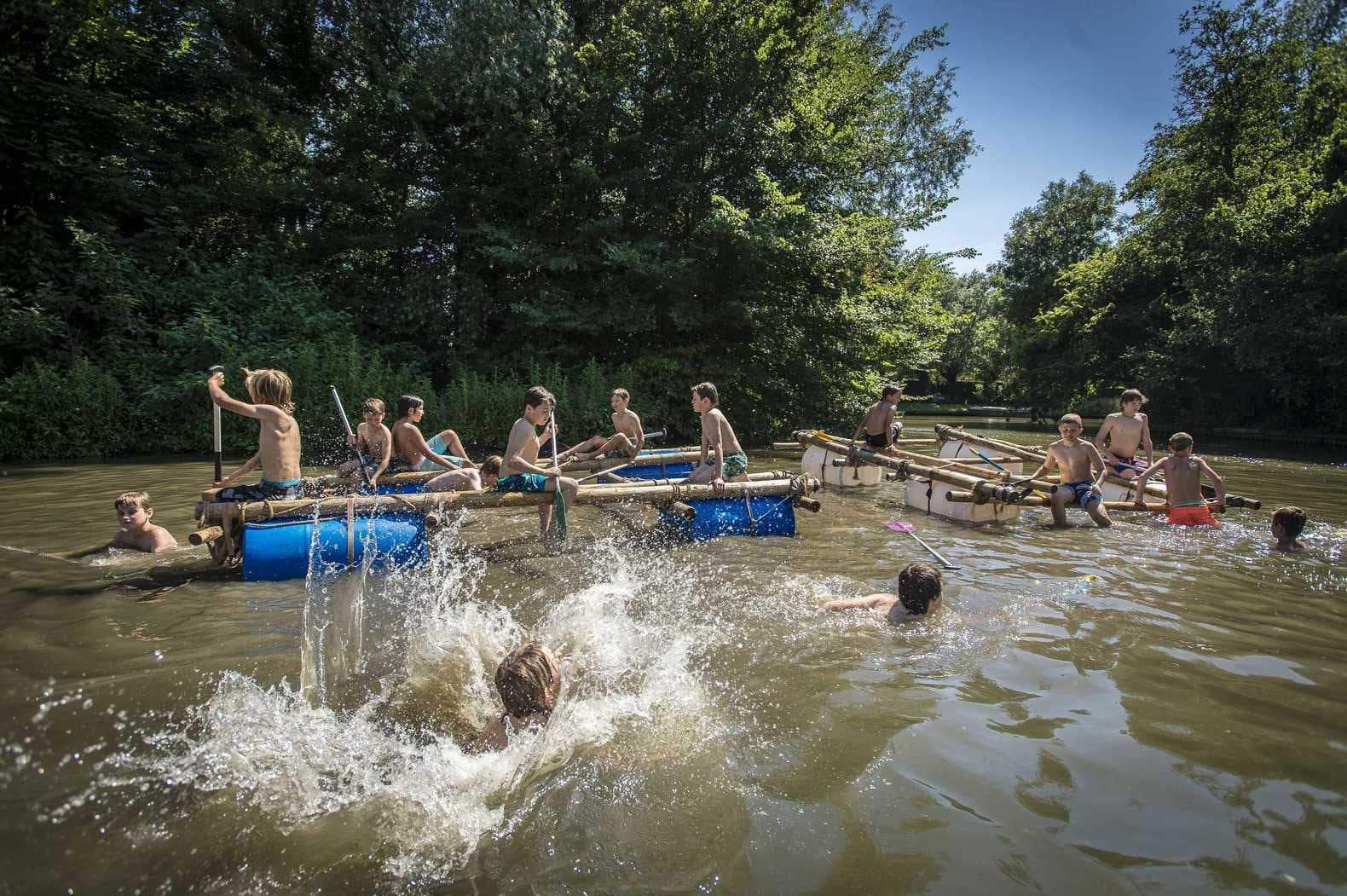 Kinderen spelen in het water in de Utrechtse Krommerijn, eerder deze week.