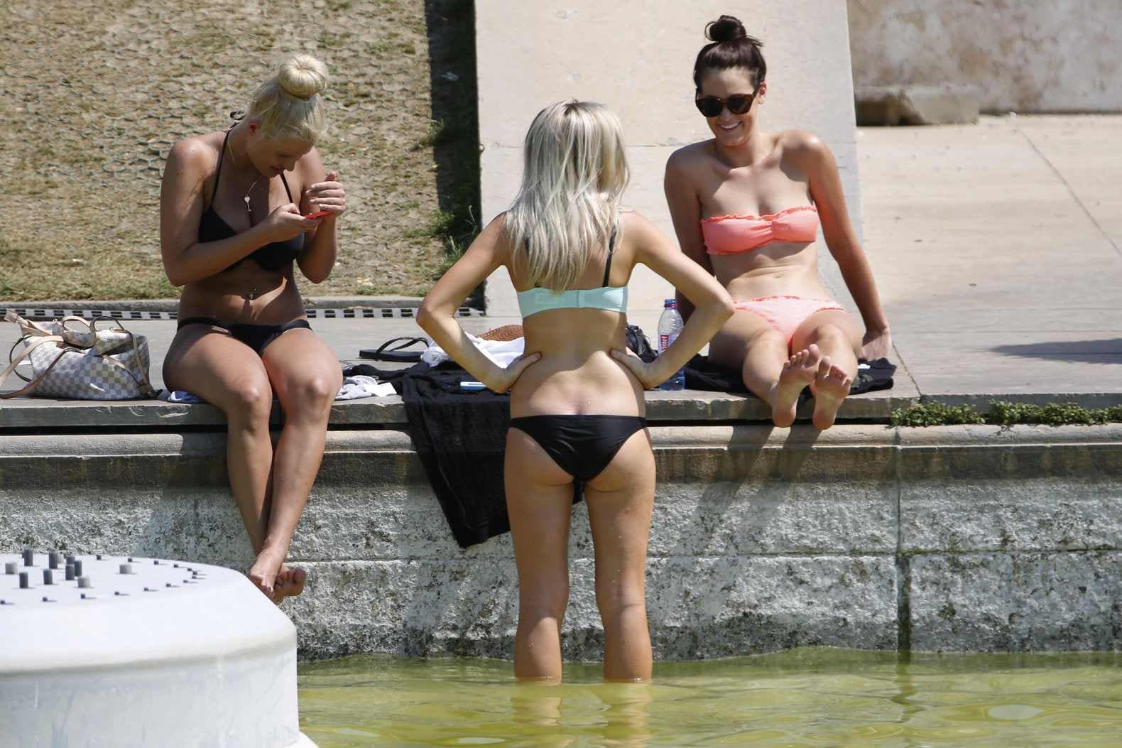 Franse vrouwen koelen af bij de fontein in Jardins du Trocadéro in Parijs.