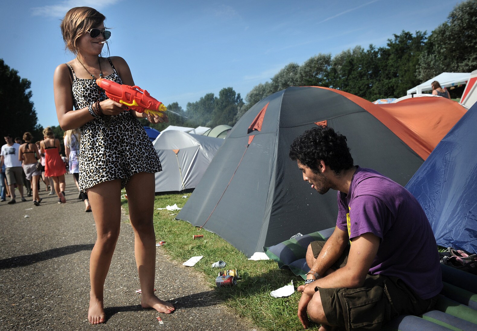 Een jongen ondergaat een schietpartij op Lowlands 2010.