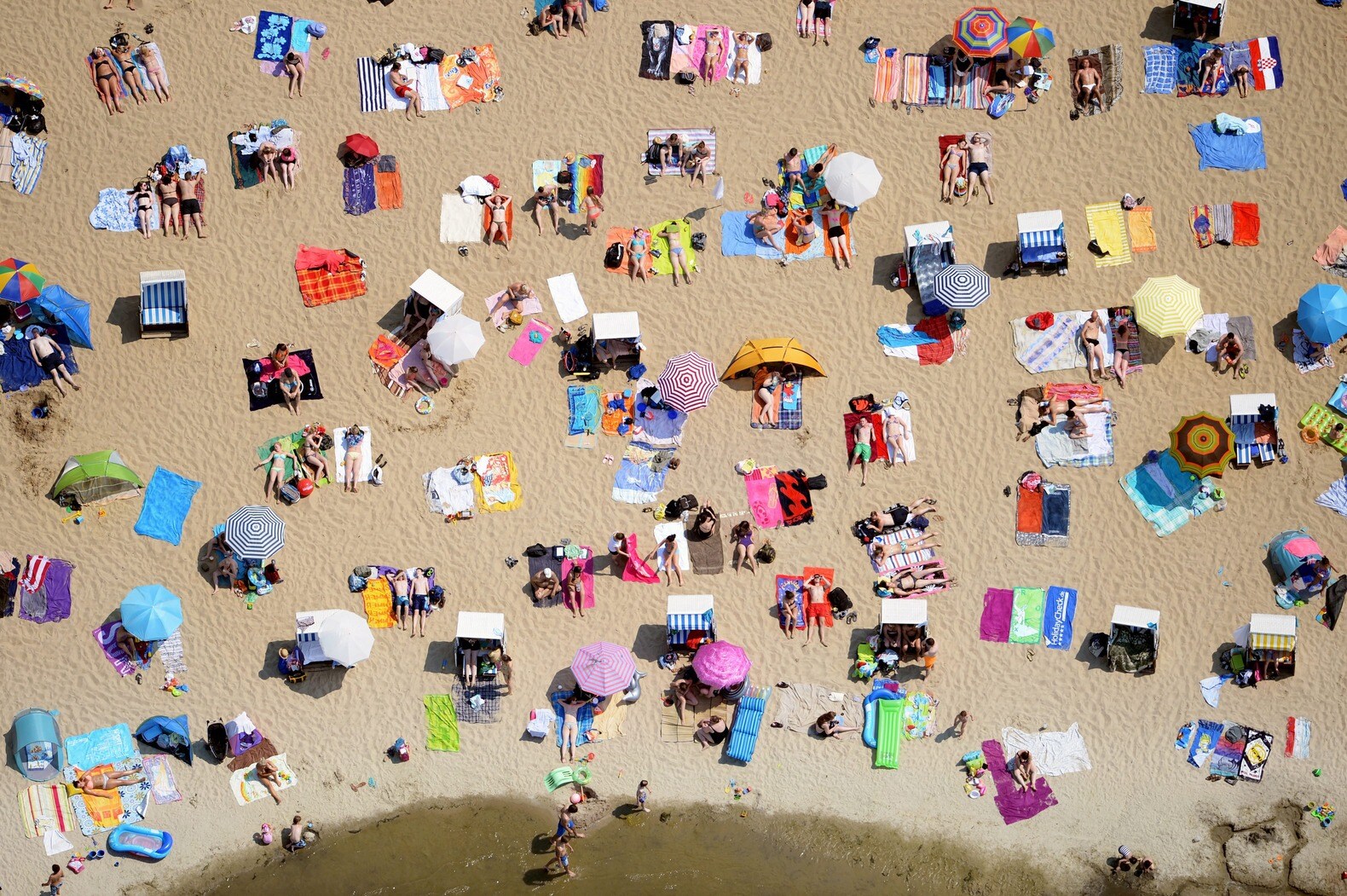 Mensen liggen op het strand in het Strandbad Wannsee in Berlijn.
