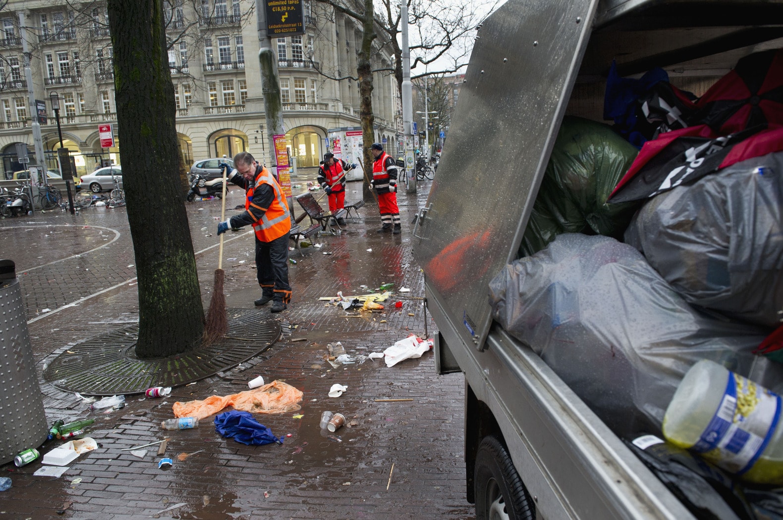 Amsterdamse vuilnismannen op het Leidseplein