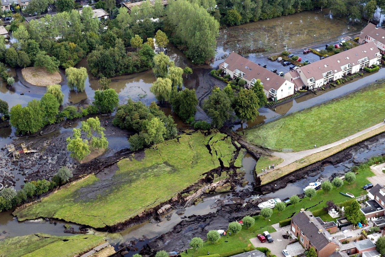 Luchtfoto van Wilnis in 2003.
