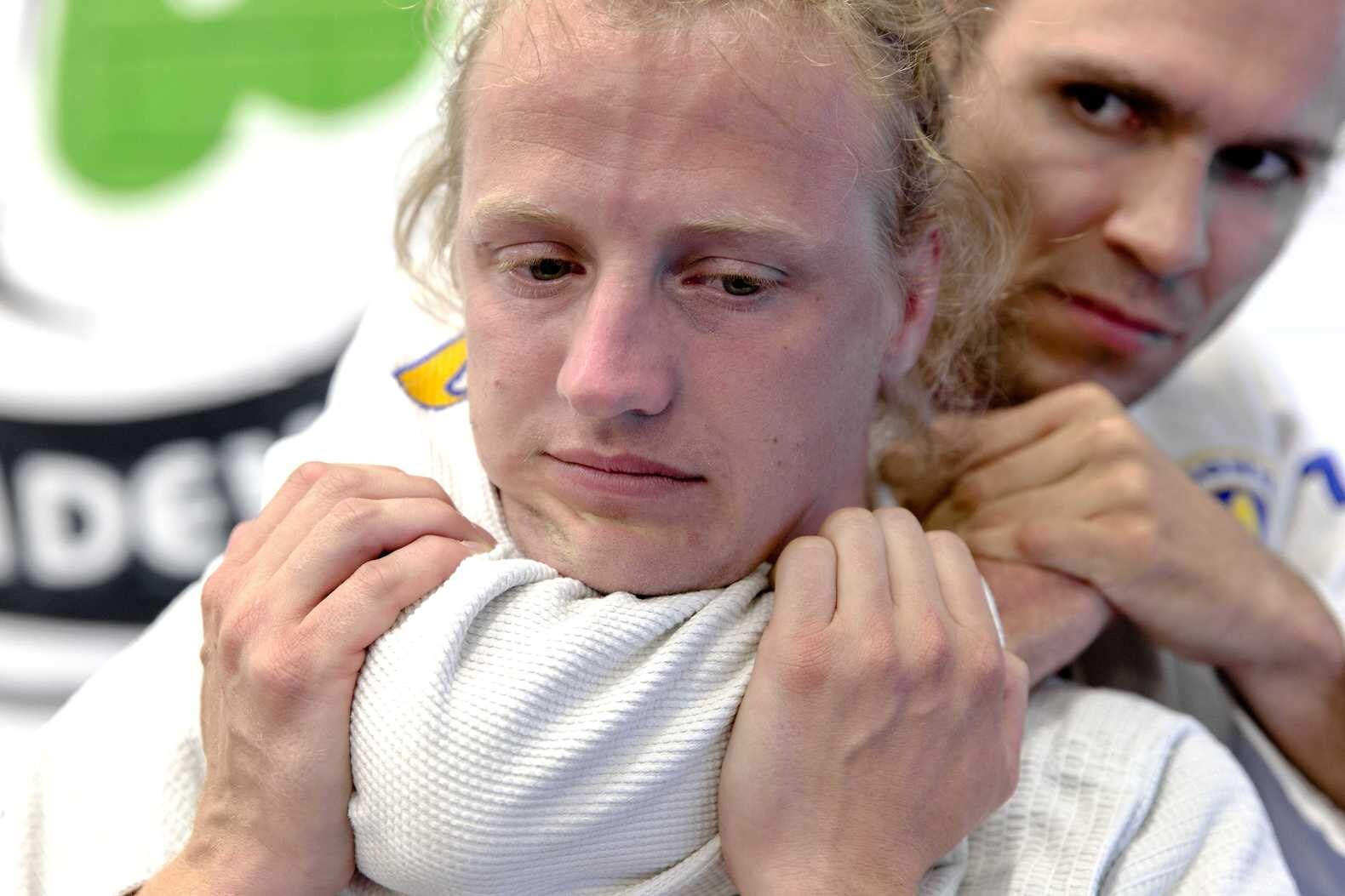 Demonstratie van een nekklem.