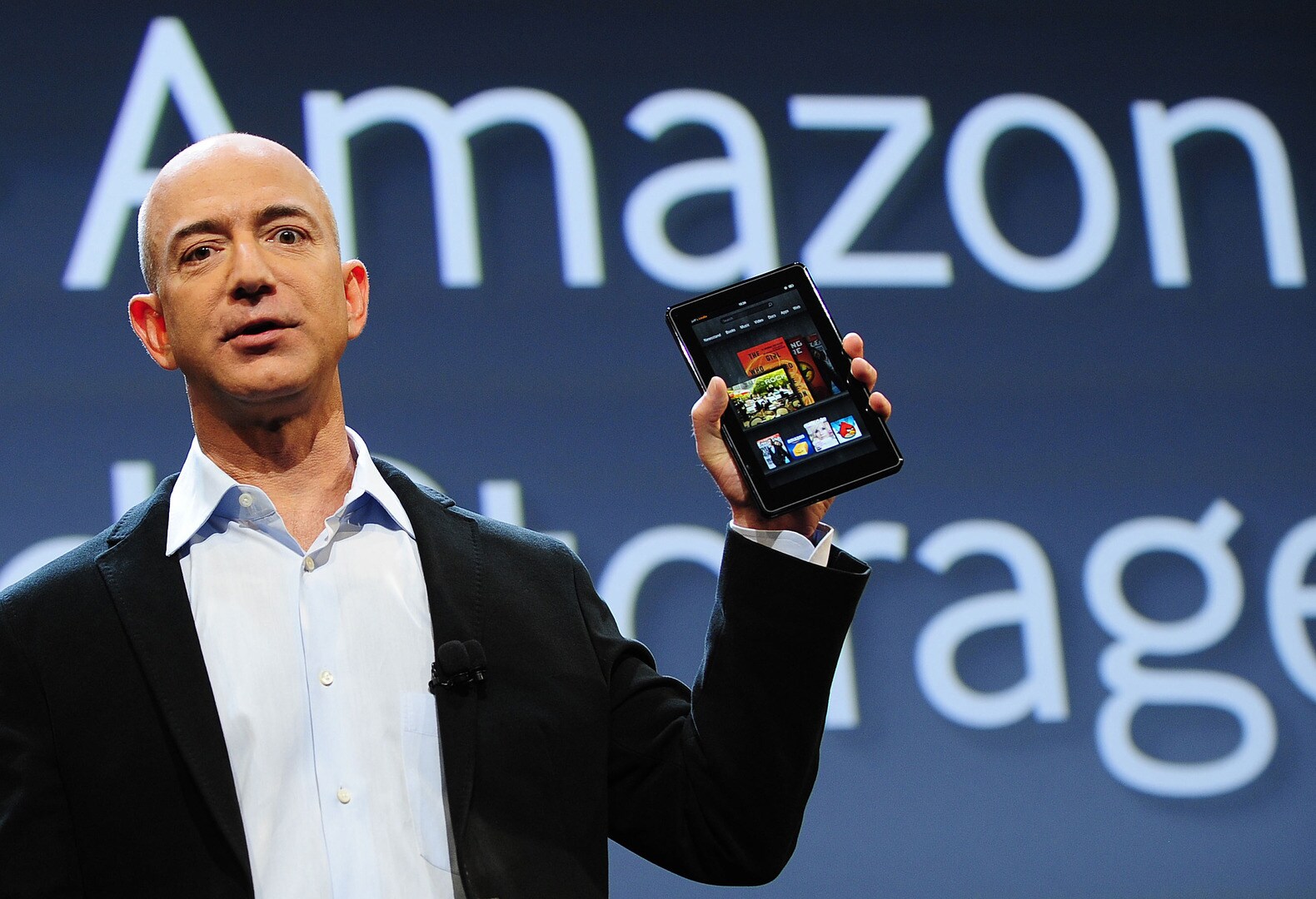 De CEO van Amazon, Jeff Bezos, laat een nieuw Kindle-model zien.