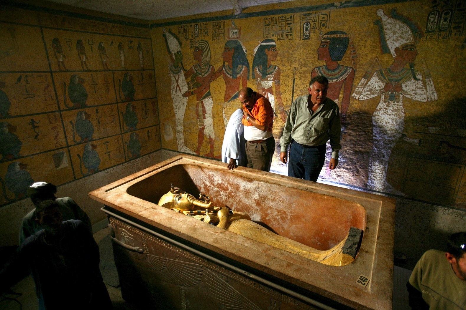 graf-nefertiti-mogelijk-verstopt-achter-geheime-deuren-de-volkskrant