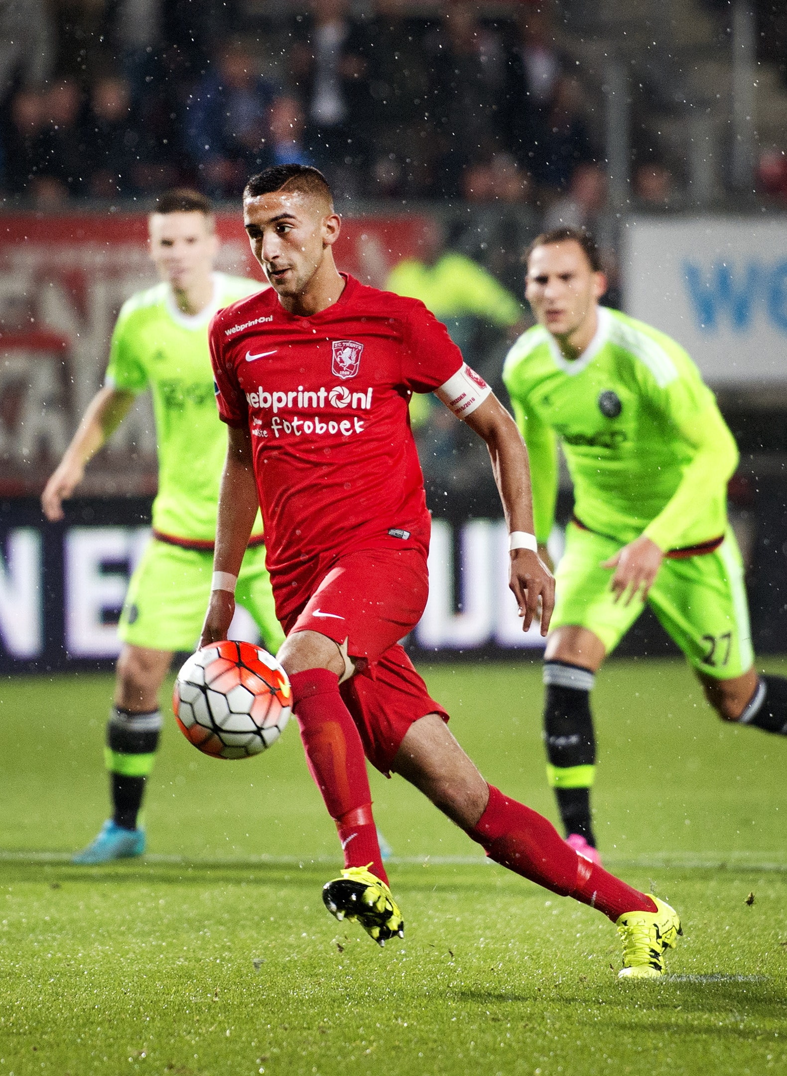 Hakim Ziyech neemt een penalty in de thuiswedstrijd tegen Ajax. Hij deed dat op de bekende 'Panenka-wijze'.