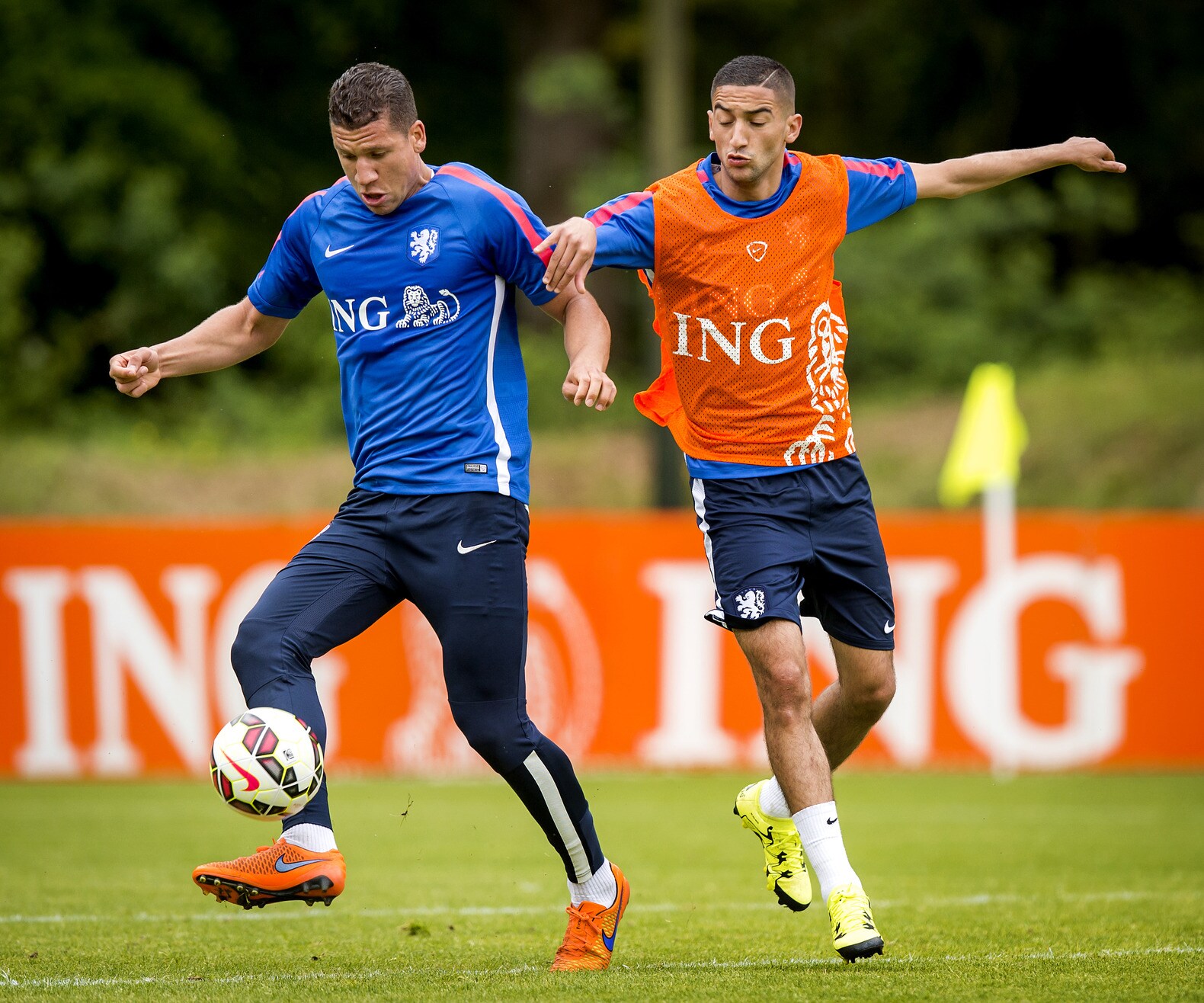 Jeffrey Bruma in duel met Hakim Ziyech.