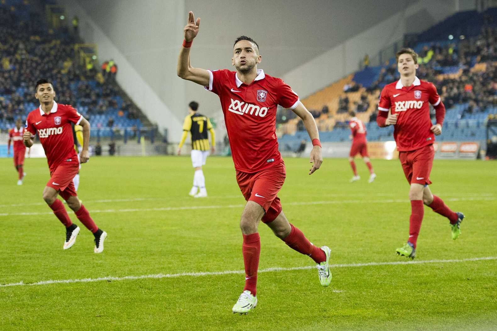 Hakim Ziyech heeft een strafschop benut waardoor FC Twente op 2-2 komt tegen Vitesse, 7 december 2014.