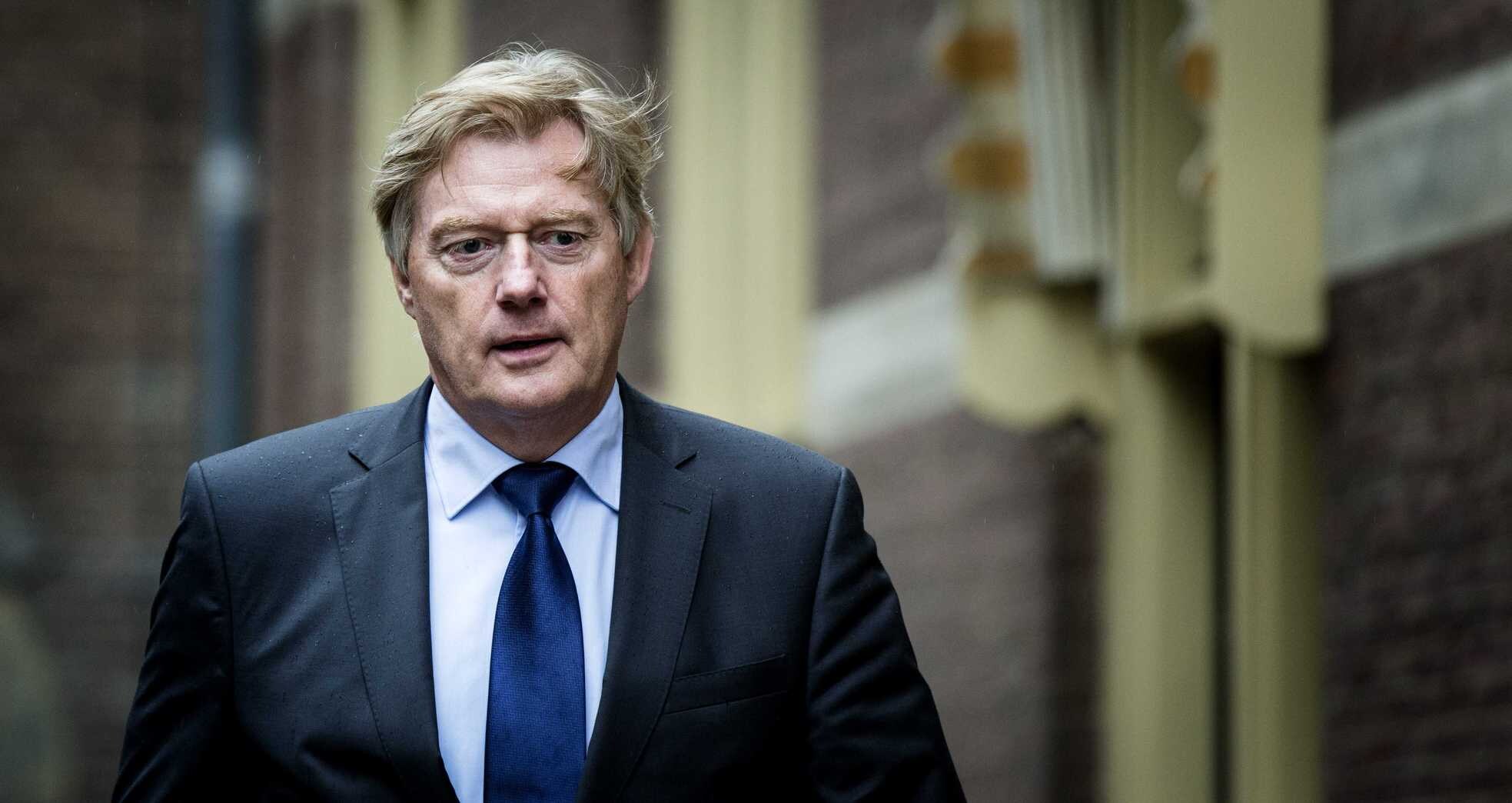 Ambtenaren krijgen achterstallig salaris na 70 jaar uitbetaald | de ...