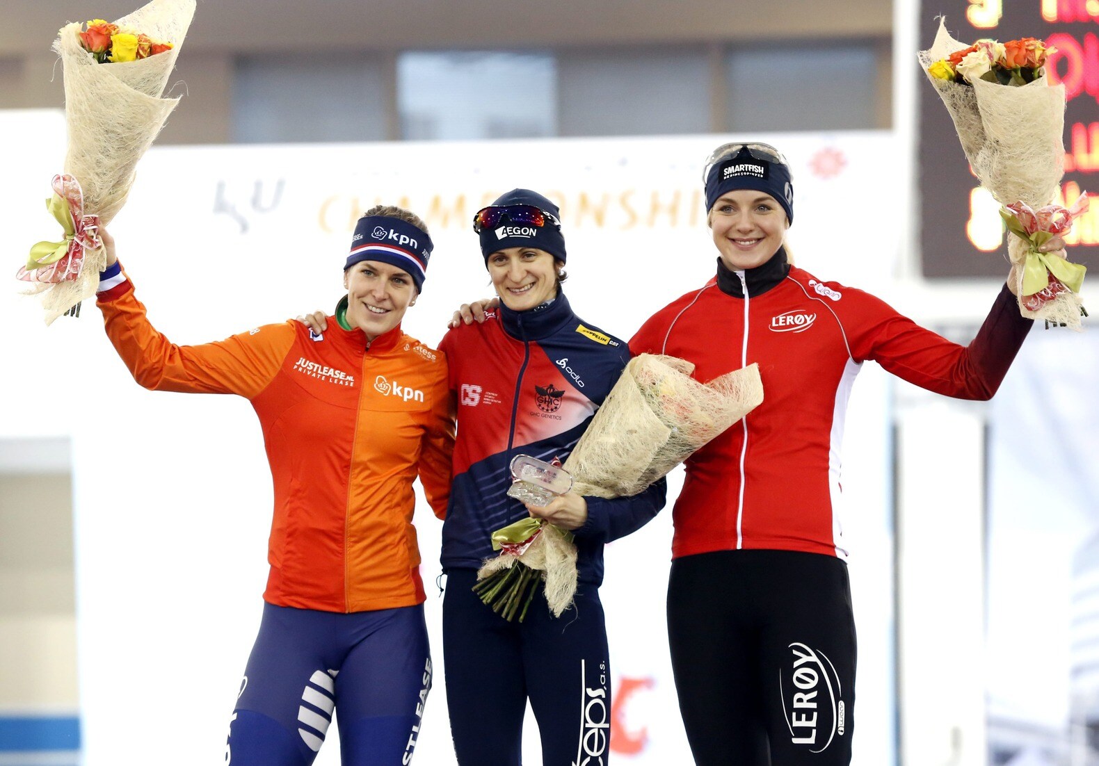 Ireen Wüst (L) op het podium met Martina Sablikova en Ida Njatun na de 1500 meter