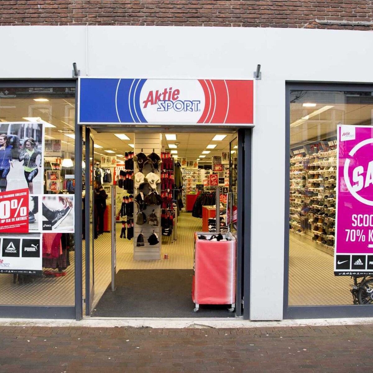 Curator Perry Sport en Aktiesport daagt vier banken voor de rechter de Volkskrant