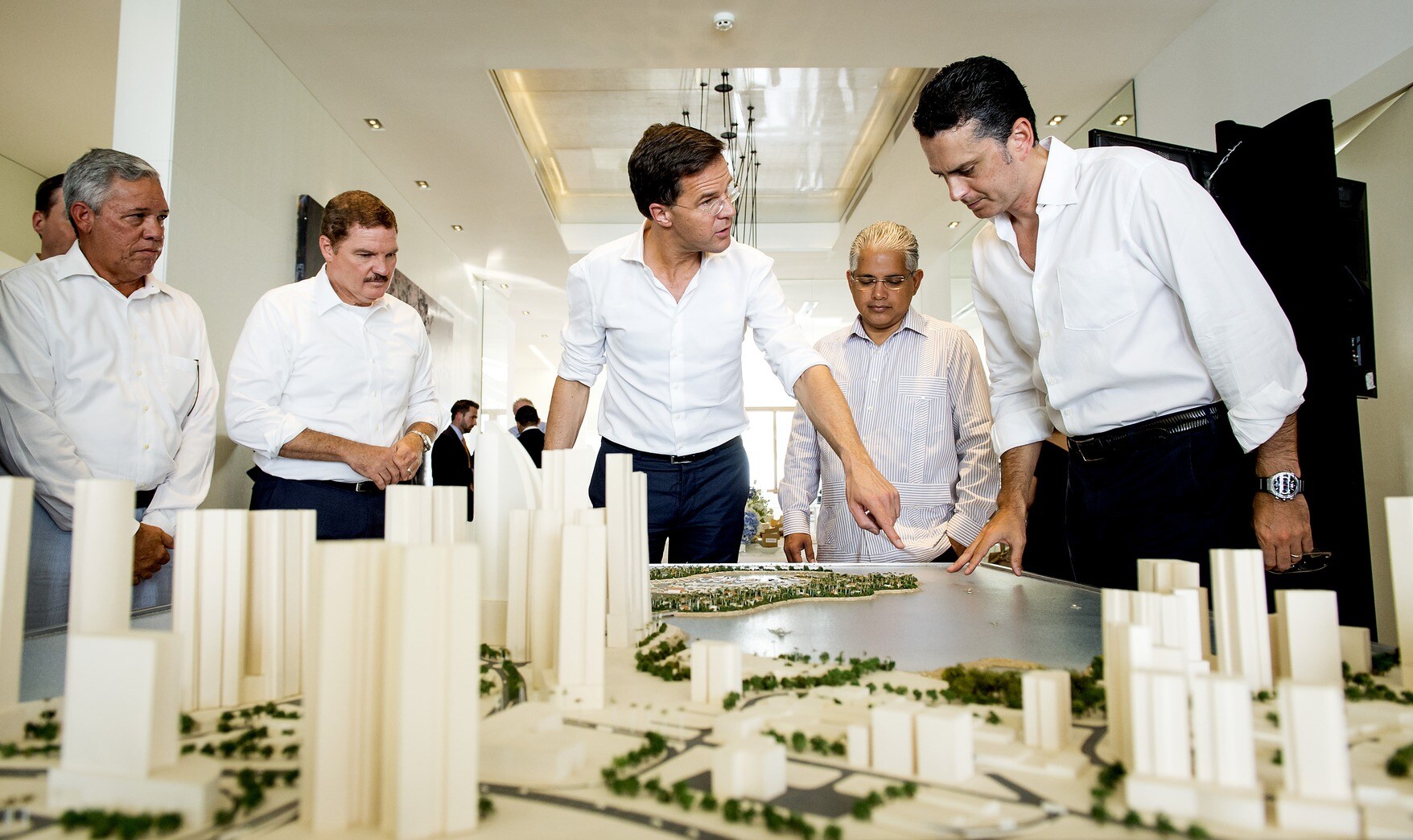 Perdana Menteri Rutte melihat model pulau yang dibangun oleh Boskalis dekat Panama City.