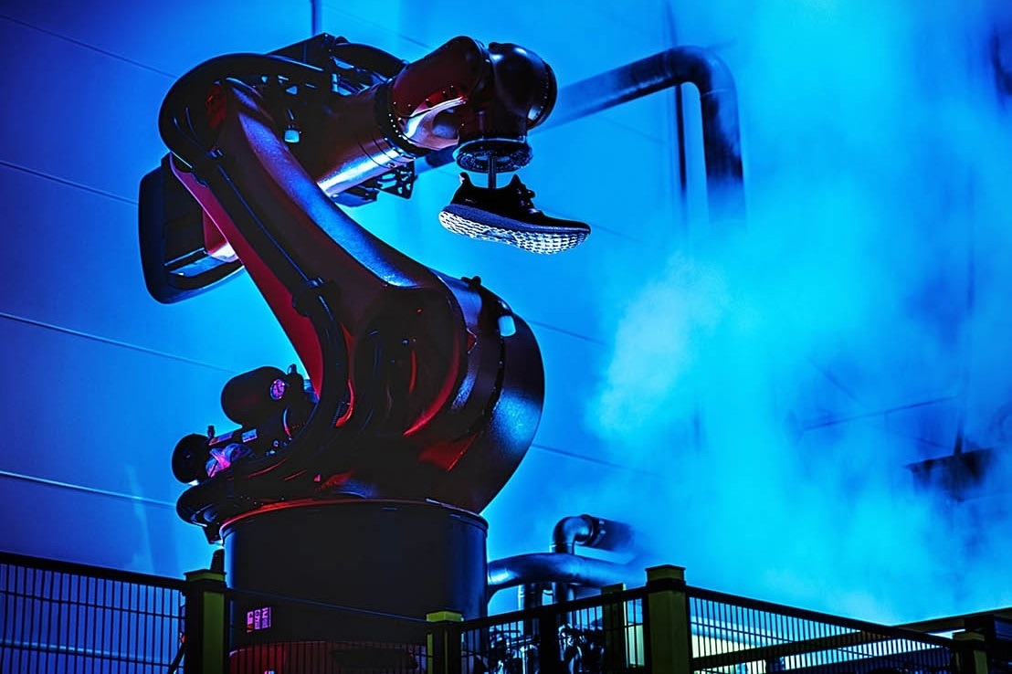 Adidas gaat weer sportschoenen laten maken in Duitsland - door robots