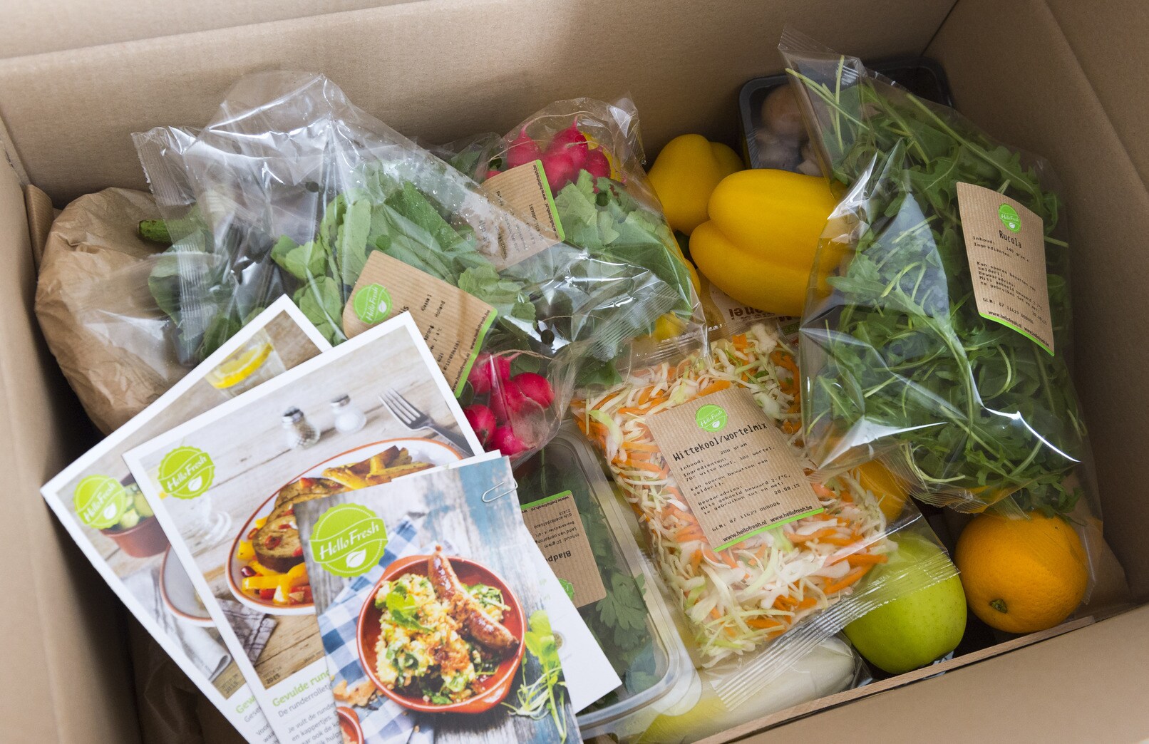 De HelloFresh box met verss producten. In deze HelloFresh box zitten de ingrediënten voor vijf maaltijden.